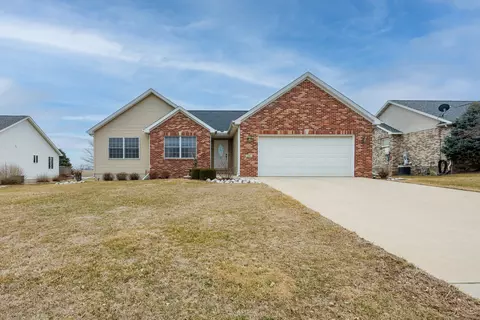 117 White Tail St, Hudson, IL 61748