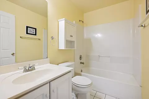Bath - 1157 Sawmill Ln, Algonquin, IL 60102 photo 3 of 3
