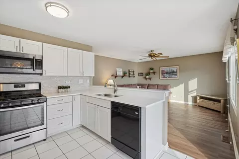 Kitchen - 1157 Sawmill Ln, Algonquin, IL 60102 photo 2 of 2