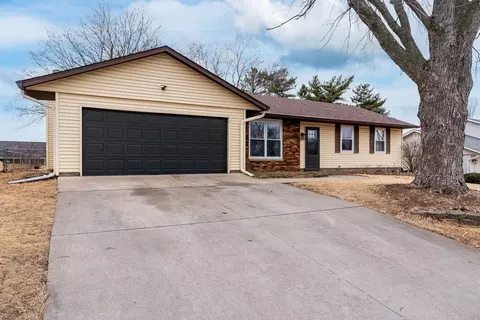 5824 Oakbrook Rd, Davenport, IA 52806