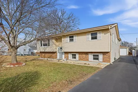 1120 Poplar St, Lake In The Hills, IL 60156