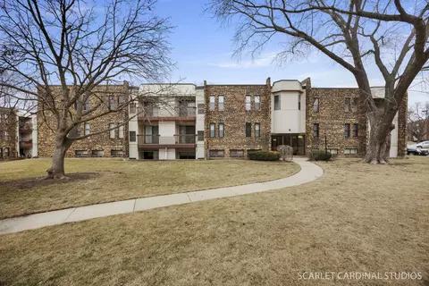 2208 Country Club Dr #6, Woodridge, IL 60517