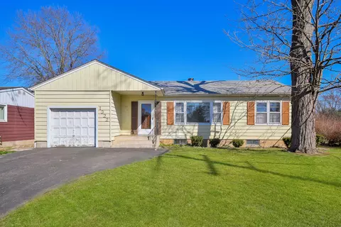 1322 Lakeview St, Johnsburg, IL 60051