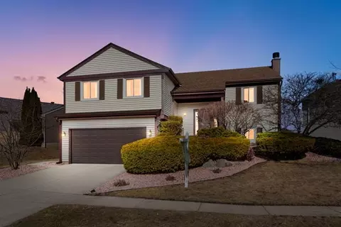 203 Albert Dr, Vernon Hills, IL 60061