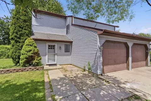 930 Autumn Ln, Aurora, IL 60505