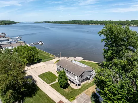 22799 Great River Rd, Le Claire, IA 52753