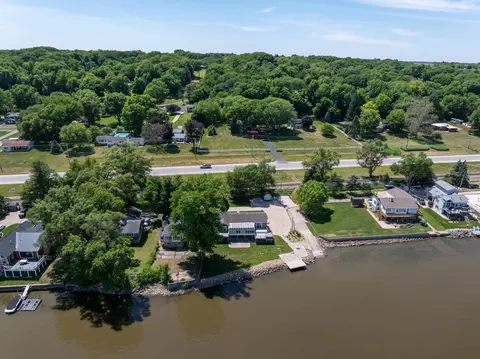22799 Great River Rd, Le Claire, IA 52753