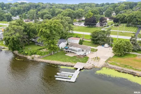 22799 Great River Rd, Le Claire, IA 52753