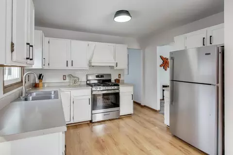 Kitchen - 3409 W Bretons Dr, Mchenry, IL 60050 photo 1 of 2
