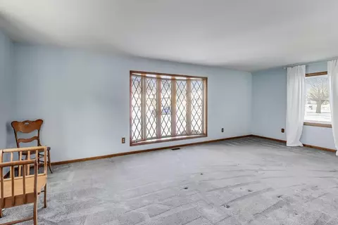 Living - 3409 W Bretons Dr, Mchenry, IL 60050 photo 1 of 2