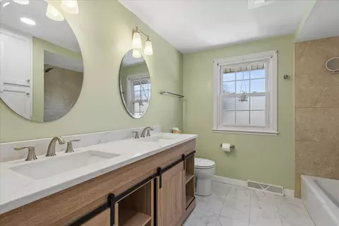 Bath - 1318 Gamon Rd, Wheaton, IL 60189 photo 4 of 4