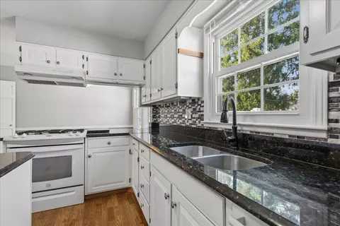 Kitchen - 1318 Gamon Rd, Wheaton, IL 60189 photo 3 of 4