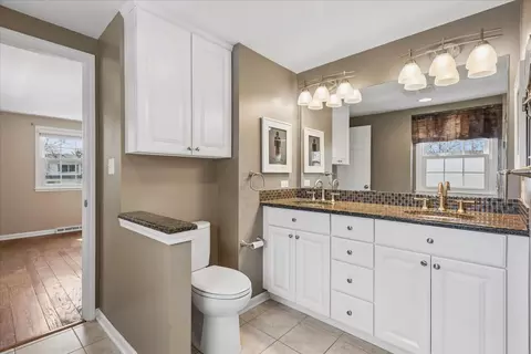Bath - 1318 Gamon Rd, Wheaton, IL 60189 photo 3 of 4