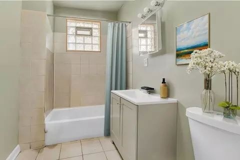 Bath - 3011 E 80th St, Chicago, IL 60617 photo 1 of 2
