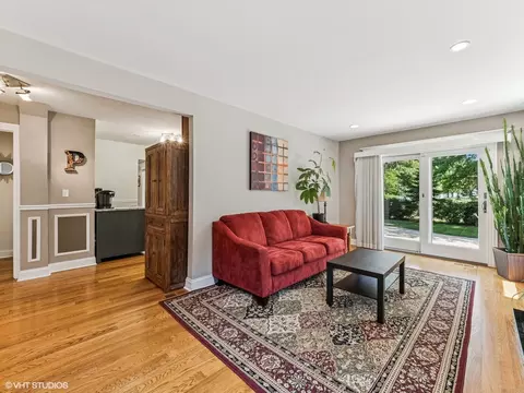 Living - 651 Garth Rd, Wheeling, IL 60090 photo 3 of 4