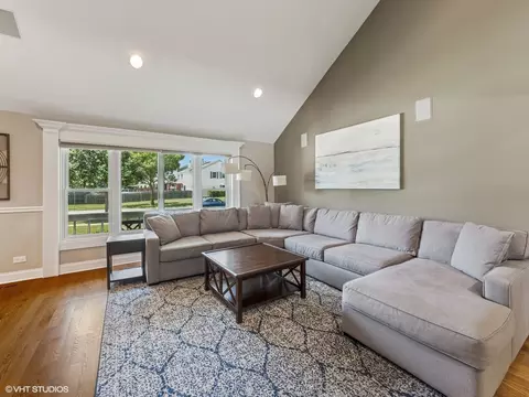 Living - 651 Garth Rd, Wheeling, IL 60090 photo 2 of 4