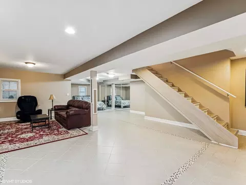 Living - 651 Garth Rd, Wheeling, IL 60090 photo 4 of 4