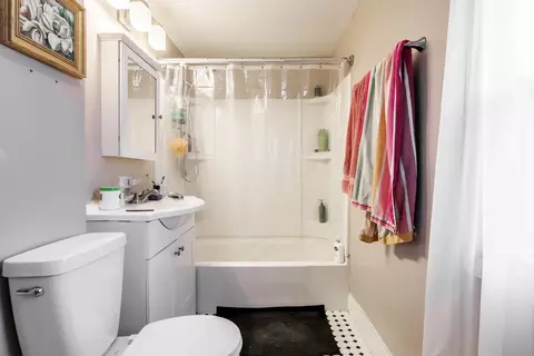Bath - Undisclosed, Chicago, IL 60609 photo 1 of 2