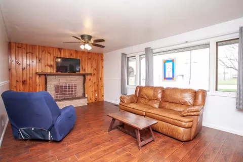 Living - 1114 E Lafayette St, Bloomington, IL 61701 photo 2 of 4