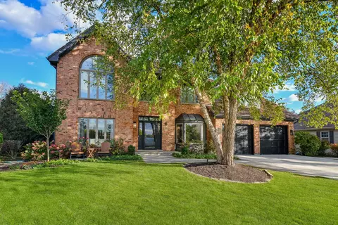 24 Winners Cup Cir, Wheaton, IL 60189