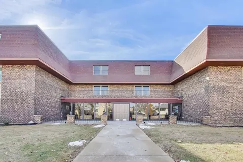 475 Shenstone Rd #104, Riverside, IL 60546