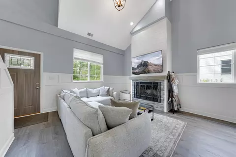 Living - 228 Juneway Ter, Lake Bluff, IL 60044 photo 2 of 3