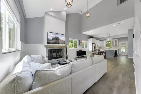 Living - 228 Juneway Ter, Lake Bluff, IL 60044 photo 1 of 3