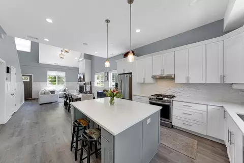 Kitchen - 228 Juneway Ter, Lake Bluff, IL 60044 photo 2 of 4