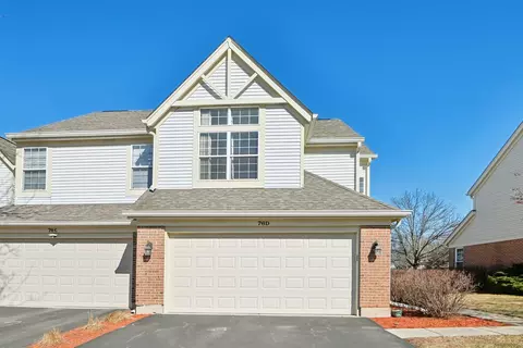 76 Ione Dr #D, South Elgin, IL 60177