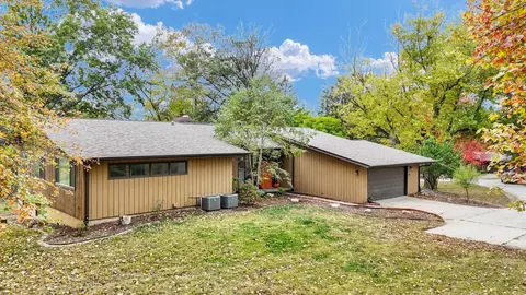 1010 Parkview Dr, Mahomet, IL 61853