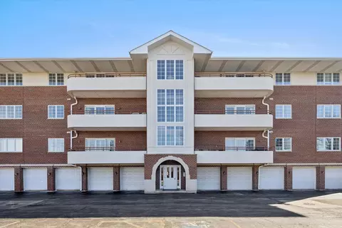 714 W 63rd St #303, Westmont, IL 60559