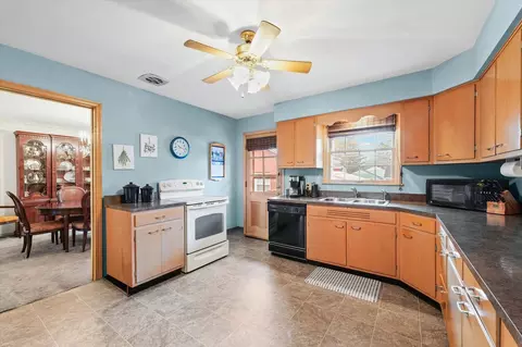 Kitchen - 901 W Healey St, Champaign, IL 61821 photo 2 of 4