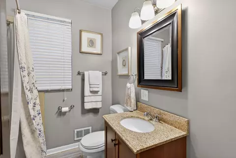 Bath - 4615 W Grace St, Chicago, IL 60641 photo 1 of 4