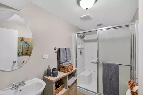 Bath - 4615 W Grace St, Chicago, IL 60641 photo 2 of 4