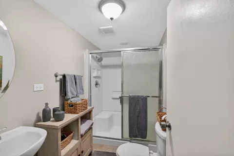 Bath - 4615 W Grace St, Chicago, IL 60641 photo 3 of 4