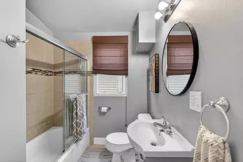 Bath - 4615 W Grace St, Chicago, IL 60641 photo 4 of 4