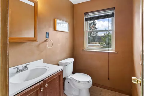 Bath - 938 Hillcrest Rd, Elgin, IL 60123 photo 3 of 3