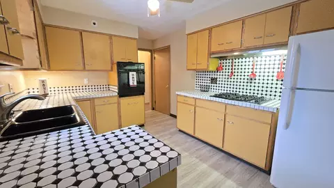 Kitchen - 938 Hillcrest Rd, Elgin, IL 60123 photo 2 of 2