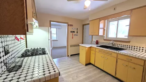Kitchen - 938 Hillcrest Rd, Elgin, IL 60123 photo 1 of 2