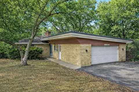 938 Hillcrest Rd, Elgin, IL 60123