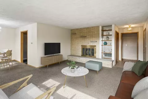 Living - 938 Hillcrest Rd, Elgin, IL 60123 photo 4 of 4