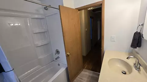 Bath - 938 Hillcrest Rd, Elgin, IL 60123 photo 2 of 3
