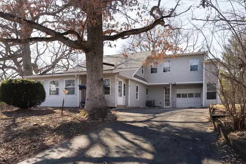 609 N Lincoln St, Utica, IL 61373