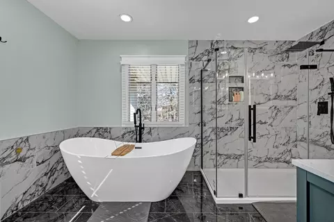 Bath - 903 Crestline Dr, Normal, IL 61761 photo 5 of 6