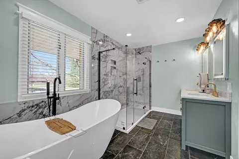 Bath - 903 Crestline Dr, Normal, IL 61761 photo 2 of 6