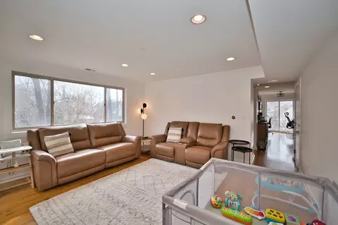 Living - 1314 Main St #2D, Evanston, IL 60202 photo 3 of 4