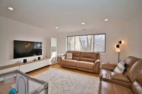 Living - 1314 Main St #2D, Evanston, IL 60202 photo 2 of 4