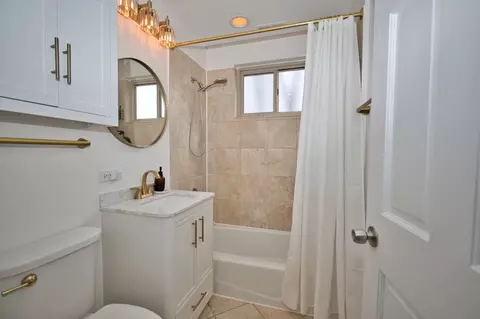 Bath - 1314 Main St #2D, Evanston, IL 60202 photo 1 of 1