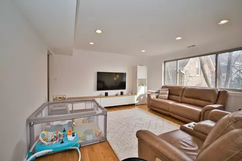 Living - 1314 Main St #2D, Evanston, IL 60202 photo 1 of 4