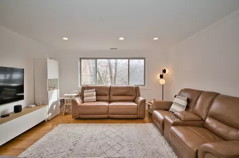 Living - 1314 Main St #2D, Evanston, IL 60202 photo 4 of 4